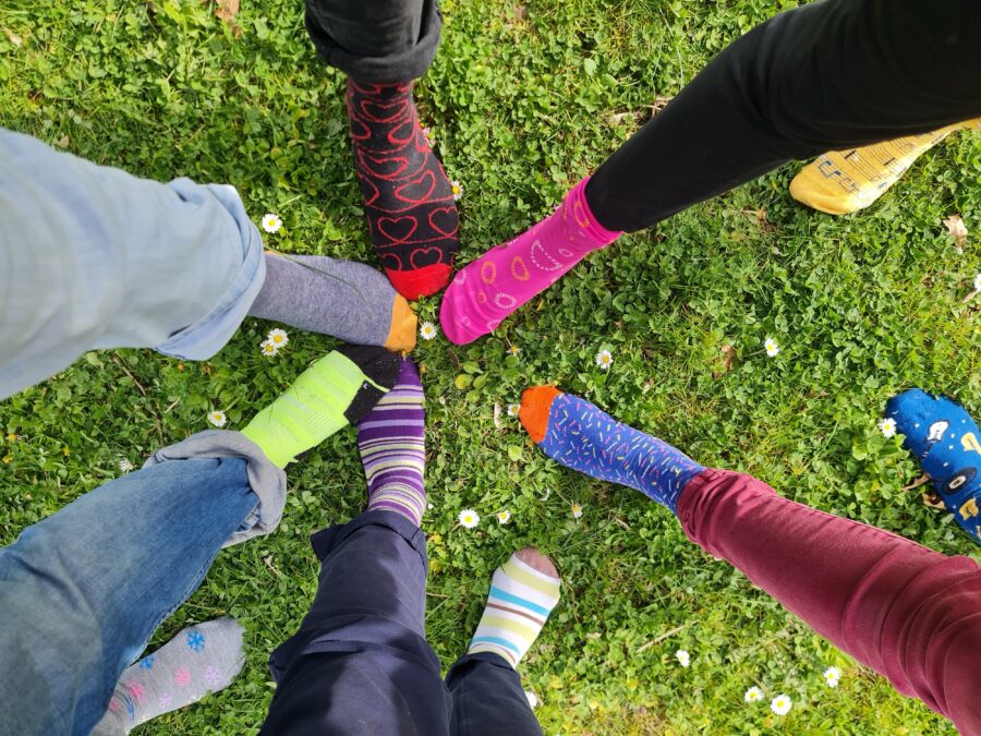Image de plusieurs pieds avec des chaussettes colorées