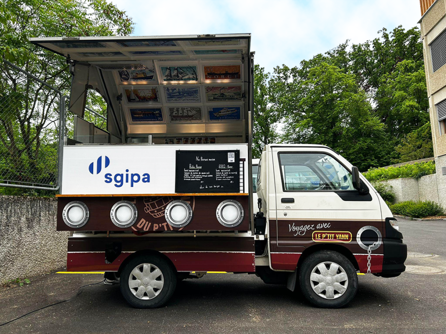 Un Food truck avec le logo de la Sgipa