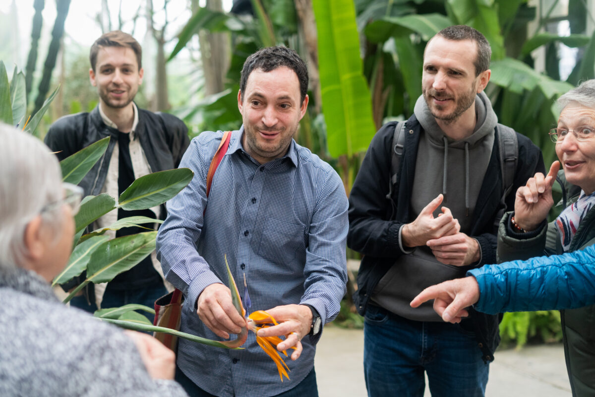 Des personnes au jardin botanique échangent en langue des signes