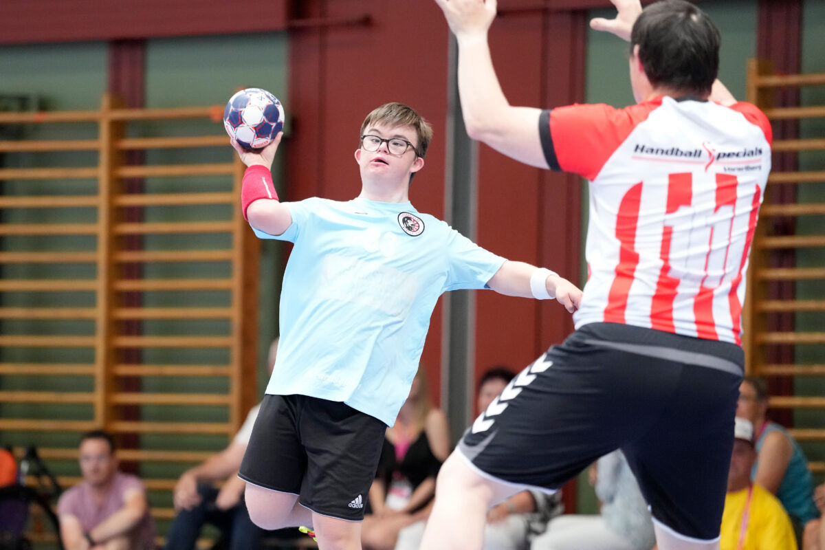 Des personne joue au handball