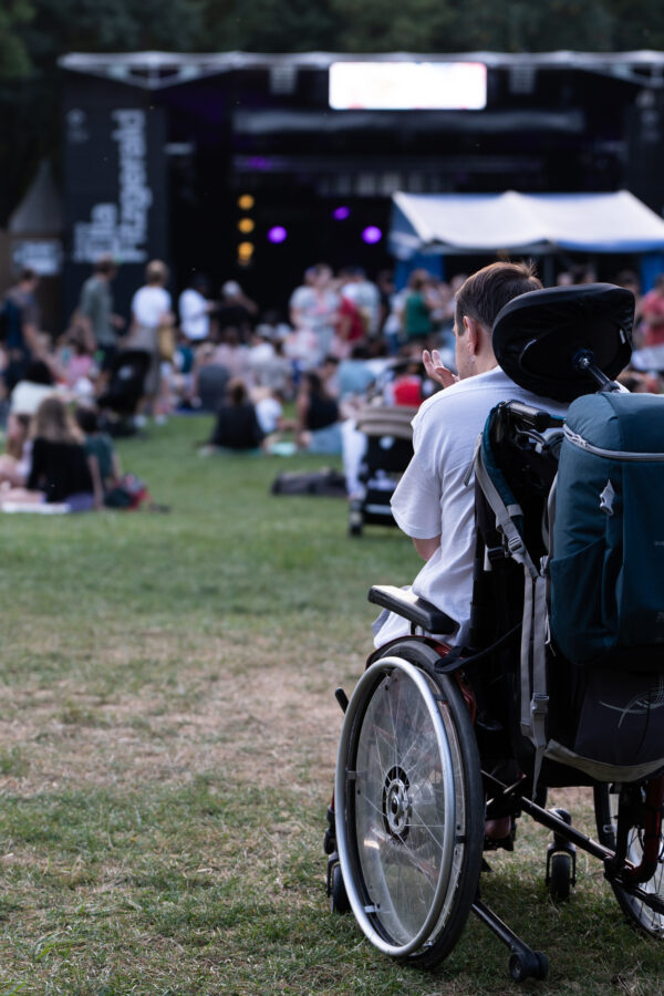 Une personne en chaise roulante assiste à un concert