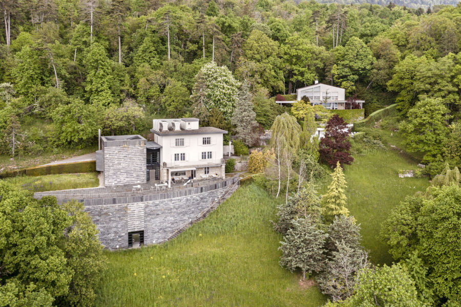 Le complexe du bâtiment du Centre Dürrenmatt est situé dans un paysage forestier. Le complexe se trouve au-dessus d'une terrasse.