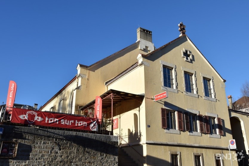 Image du bâtiment de Ton sur Ton avec un ciel bleu sans nuage en arrière plan