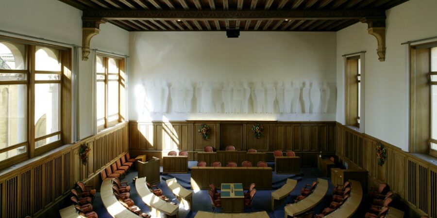 Salle du Grand Conseil neuchâtelois vue depuis la galerie