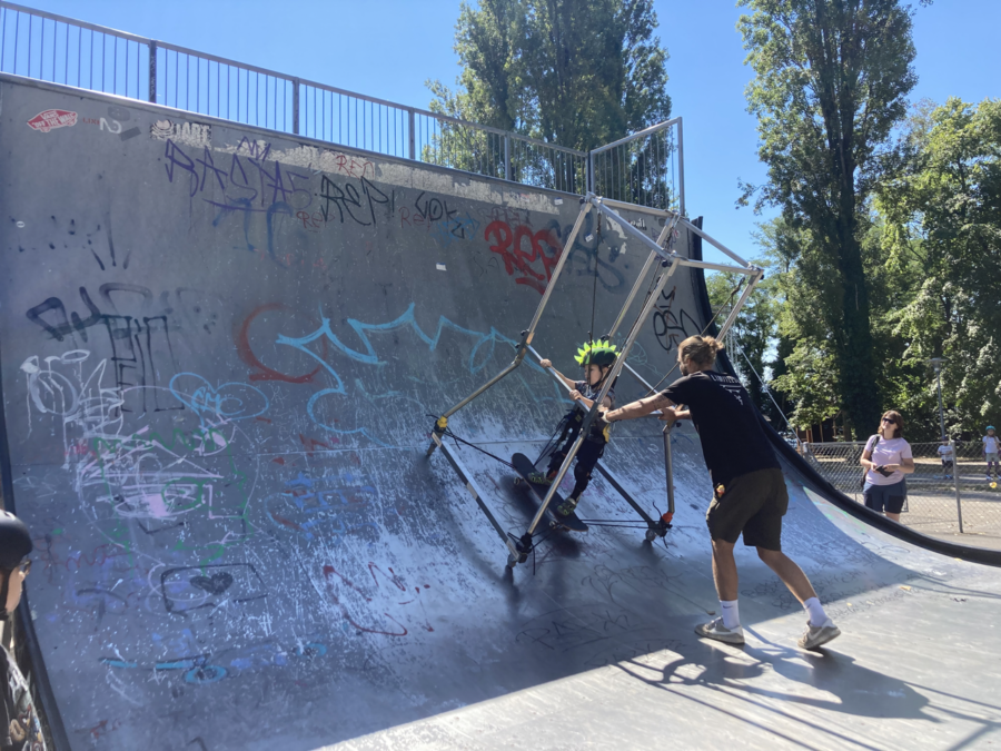 Notre arche roulante permet aux personnes en fauteuil roulant de découvrir les joies du skateboard.