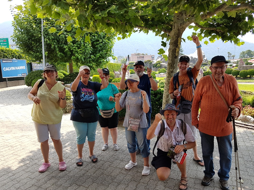 C’est un groupe de personnes qui se font prendre en photo en extérieur