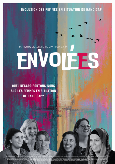 Sur un fond multicolore le titre du documentaire « Envolées » est écrit en grandes lettres blanches, avec l’indication « un film de Violeta Ferrer et de Patricia Martin ». En-dessous, se trouvent la question « quel regard portons-nous sur les femmes en situation de handicap ? ». Au fond du flyer se trouvent 6 portraits noir/blanc de femmes qui sourient. Au-dessus du titre, il y a la silhouette d’un groupe d’oiseaux en plein vol.