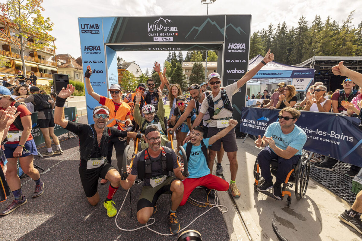 10 sportifs ont relevé le défi de conduire une joëlette de Varenalp à Crans-Montana, 17 km et 500 m dénivelé positif.